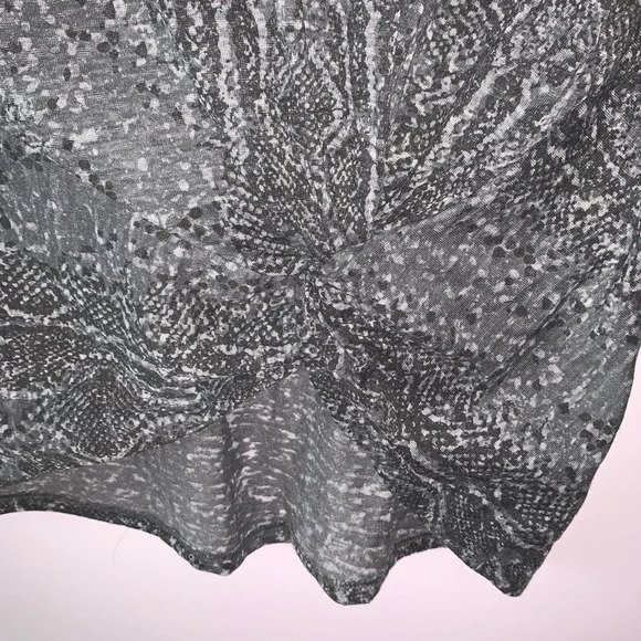 Maurices 24/7 Gray Snakeskin Print Knot Front V-neck Tee Small Women’s - Picture 4 of 8